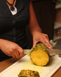 ananas-schneiden_fl