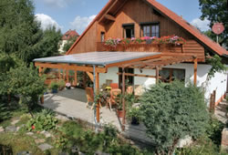 Terrassenüberdachung aus Holz mit Solardach