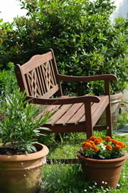 gartenbank-holz-blumenkuebel_fl
