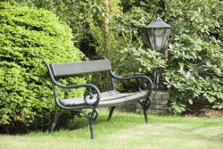 Gartenbank aus Holz, Teak oder Metall? - Hausgarten.net