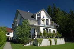 haus-veranda-terrasse-balkon-blumenkuebel-pflanzkuebel_fl